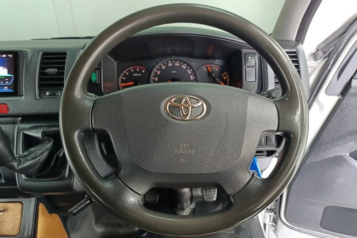 TOYOTA 2WD 2018 3.0 MT COMMUTER SILVER 7159 full