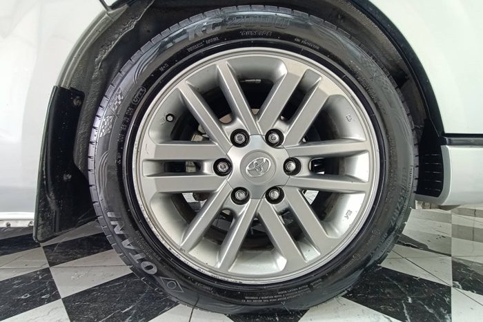 TOYOTA 2WD 2018 3.0 MT COMMUTER SILVER 7159 full