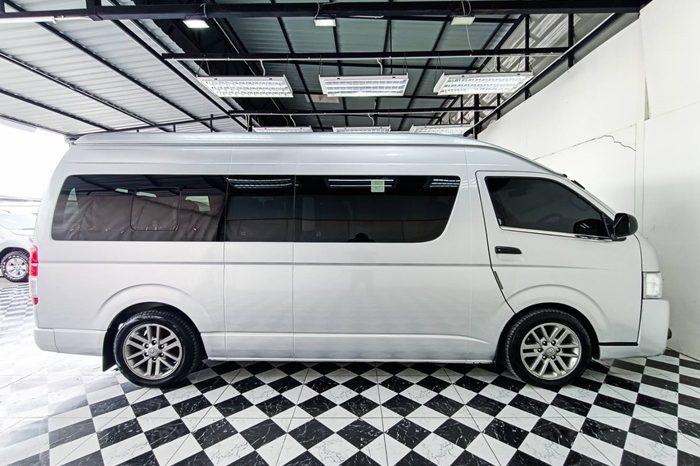 TOYOTA 2WD 2018 3.0 MT COMMUTER SILVER 7159 full