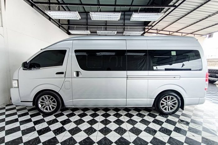 TOYOTA 2WD 2018 3.0 MT COMMUTER SILVER 7159 full