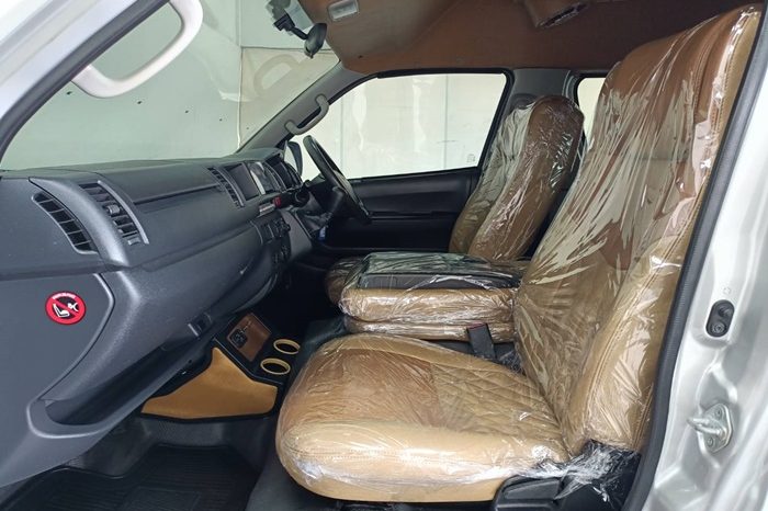 TOYOTA 2WD 2018 3.0 MT COMMUTER SILVER 7159 full