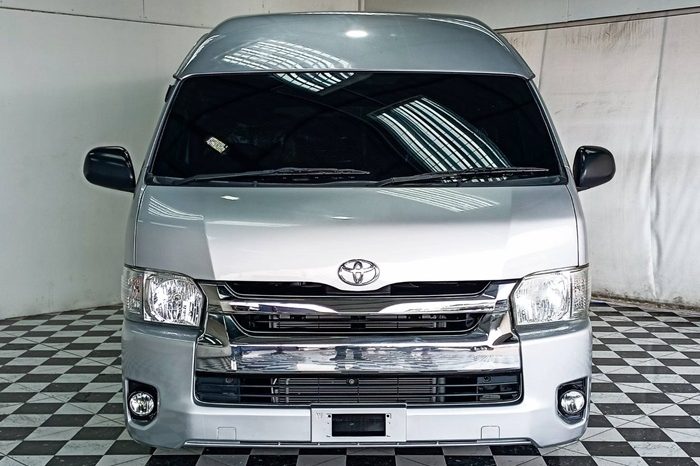 TOYOTA 2WD 2018 3.0 MT COMMUTER SILVER 7159 full