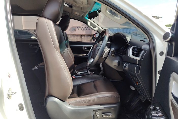 TOYOTA 2WD 2018 2.7V AT FORTUNER WHITE  6321 full