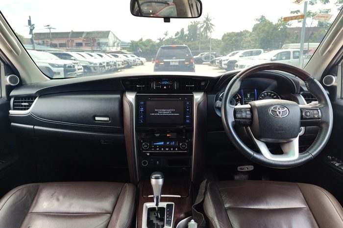 TOYOTA 2WD 2018 2.7V AT FORTUNER WHITE  6321 full