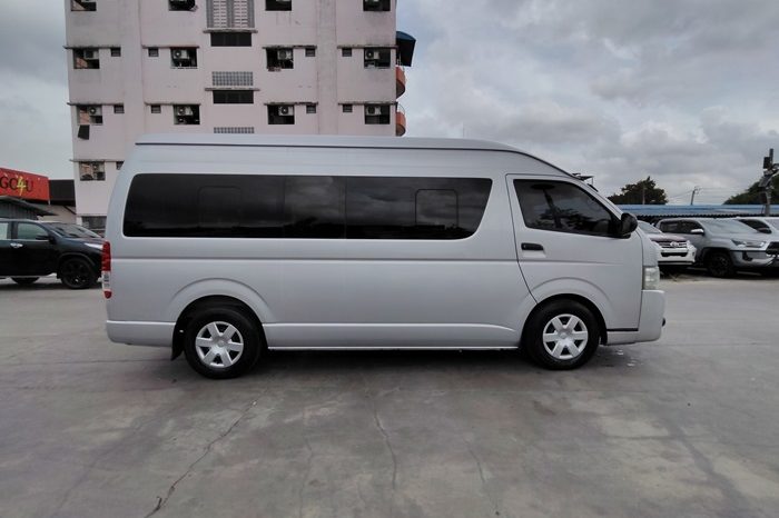 TOYOTA 2WD 201 3.0 MT COMMUTER SILVER 715 full
