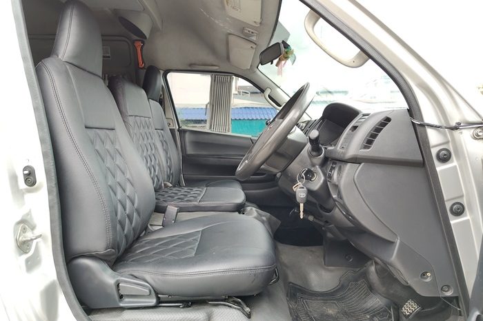 TOYOTA 2WD 201 3.0 MT COMMUTER SILVER 715 full