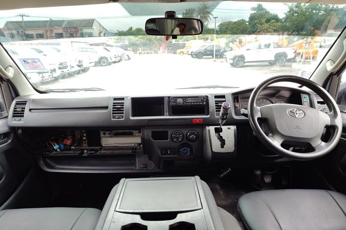 TOYOTA 2WD 201 3.0 MT COMMUTER SILVER 715 full