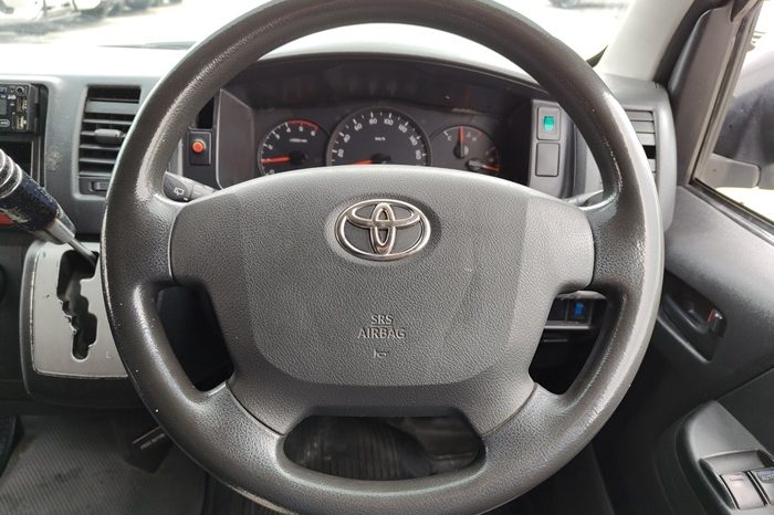 TOYOTA 2WD 201 3.0 MT COMMUTER SILVER 715 full