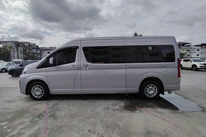 TOYOTA 2020 2WD 2.8 MT COMMUTER SILVER  2041 full