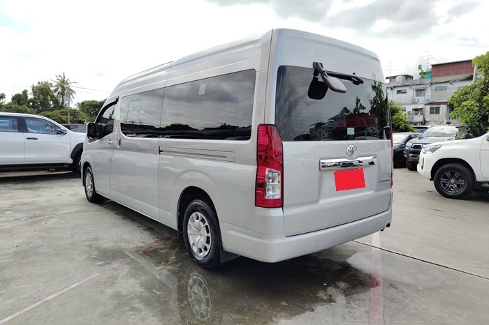TOYOTA 2020 2WD 2.8 MT COMMUTER SILVER  2041 full