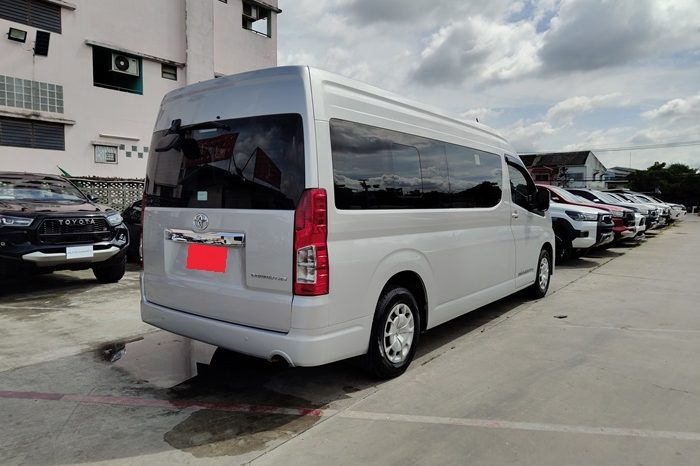 TOYOTA 2020 2WD 2.8 MT COMMUTER SILVER  2041 full