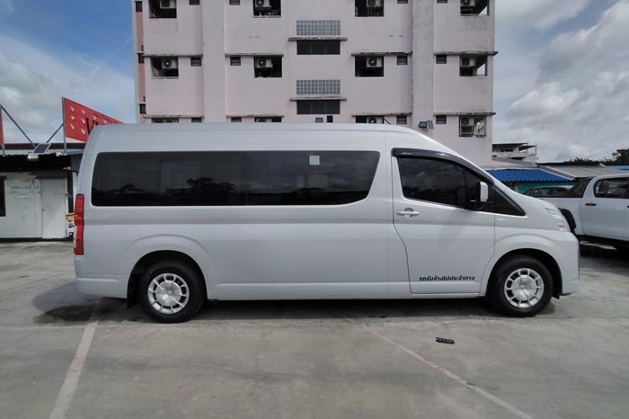 TOYOTA 2020 2WD 2.8 MT COMMUTER SILVER  2041 full