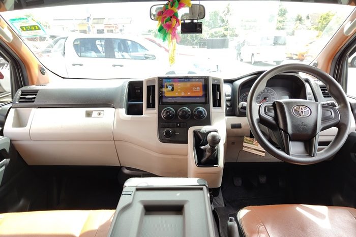 TOYOTA 2020 2WD 2.8 MT COMMUTER SILVER  2041 full