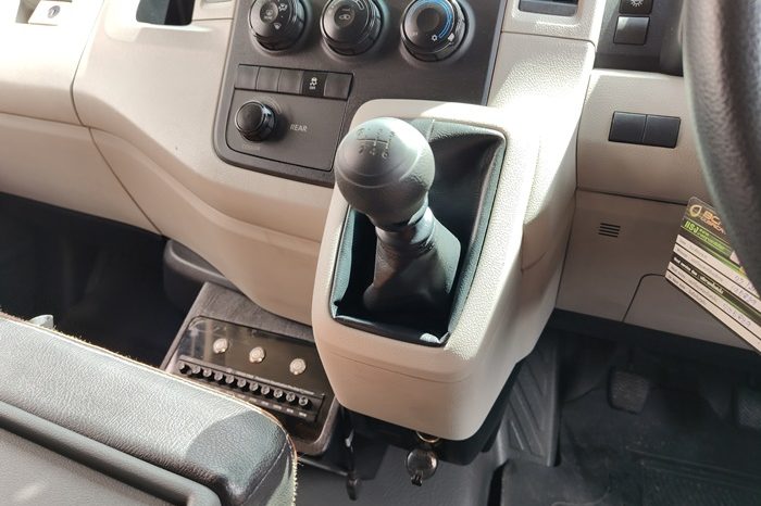 TOYOTA 2020 2WD 2.8 MT COMMUTER SILVER  2041 full