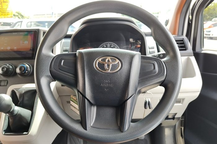 TOYOTA 2020 2WD 2.8 MT COMMUTER SILVER  2041 full