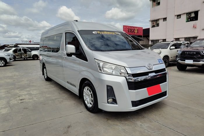 TOYOTA 2020 2WD 2.8 MT COMMUTER SILVER  2043 full