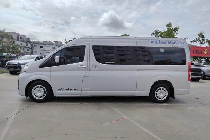 TOYOTA 2020 2WD 2.8 MT COMMUTER SILVER  2043 full