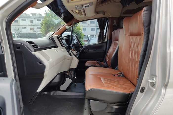 TOYOTA 2020 2WD 2.8 MT COMMUTER SILVER  2043 full