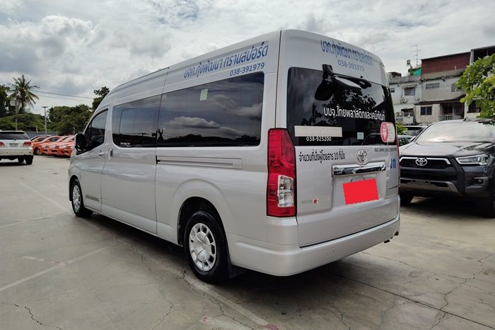 TOYOTA 2020 2WD 2.8 MT COMMUTER SILVER  2043 full