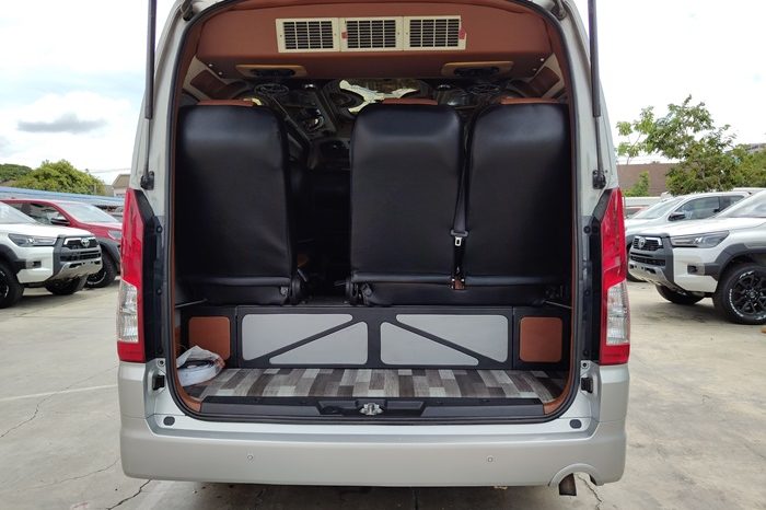 TOYOTA 2020 2WD 2.8 MT COMMUTER SILVER  2043 full
