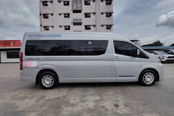 TOYOTA 2020 2WD 2.8 MT COMMUTER SILVER  2043 full
