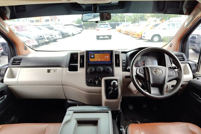 TOYOTA 2020 2WD 2.8 MT COMMUTER SILVER  2043 full