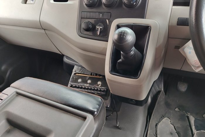 TOYOTA 2020 2WD 2.8 MT COMMUTER SILVER  2043 full