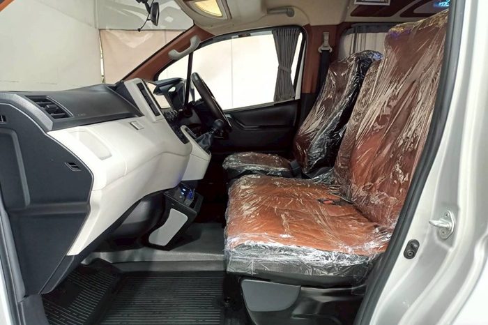 TOYOTA 2020 2WD 2.8 MT COMMUTER SILVER  2042 full