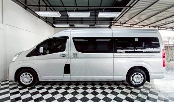 TOYOTA 2020 2WD 2.8 MT COMMUTER SILVER  2042 full