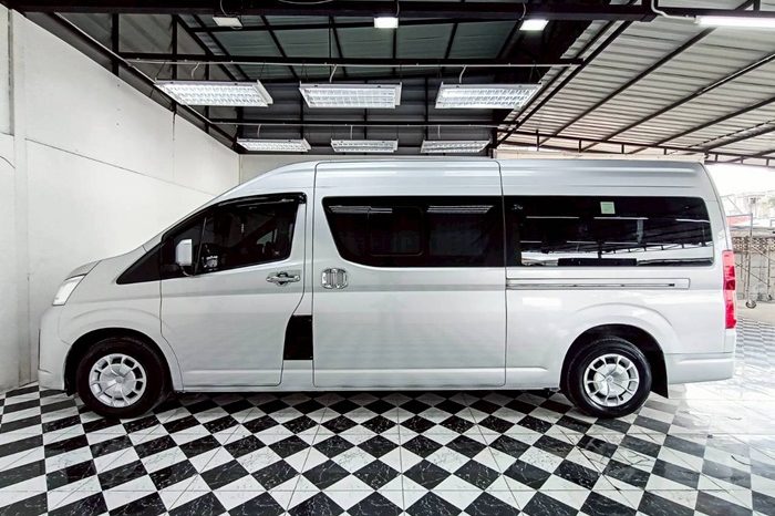 TOYOTA 2020 2WD 2.8 MT COMMUTER SILVER  2042 full