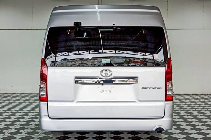 TOYOTA 2020 2WD 2.8 MT COMMUTER SILVER  2042 full