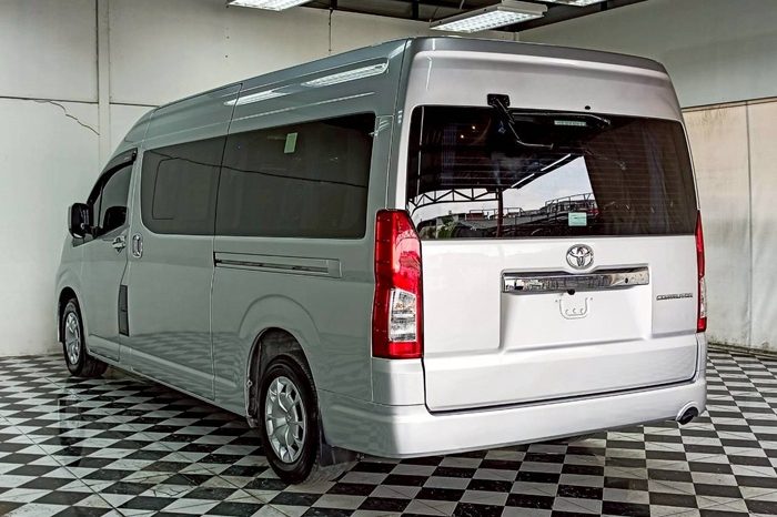 TOYOTA 2020 2WD 2.8 MT COMMUTER SILVER  2042 full