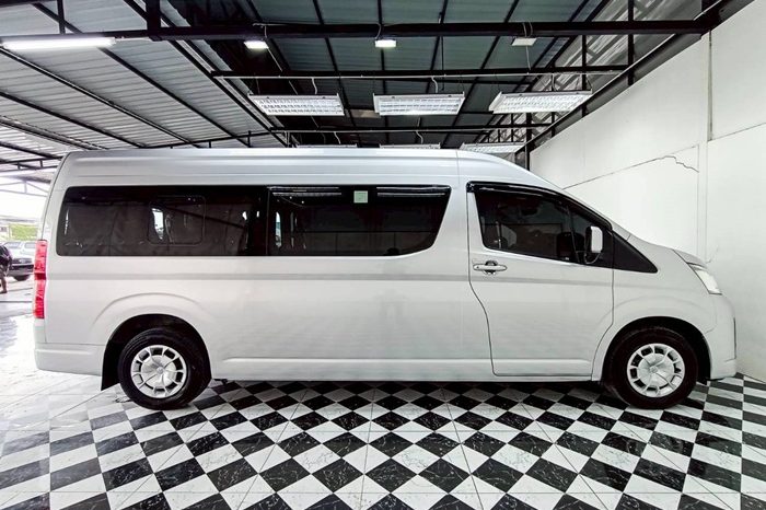 TOYOTA 2020 2WD 2.8 MT COMMUTER SILVER  2042 full