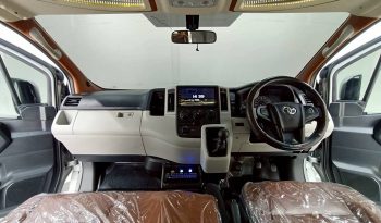 TOYOTA 2020 2WD 2.8 MT COMMUTER SILVER  2042 full
