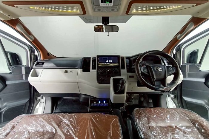 TOYOTA 2020 2WD 2.8 MT COMMUTER SILVER  2042 full