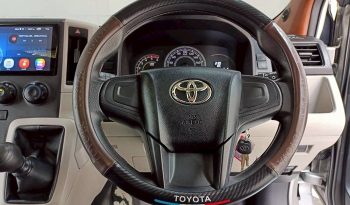 TOYOTA 2020 2WD 2.8 MT COMMUTER SILVER  2042 full