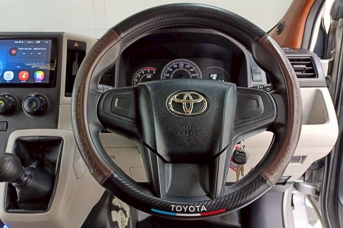 TOYOTA 2020 2WD 2.8 MT COMMUTER SILVER  2042 full