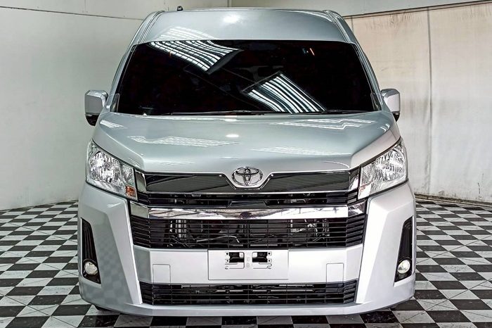 TOYOTA 2020 2WD 2.8 MT COMMUTER SILVER  2042 full