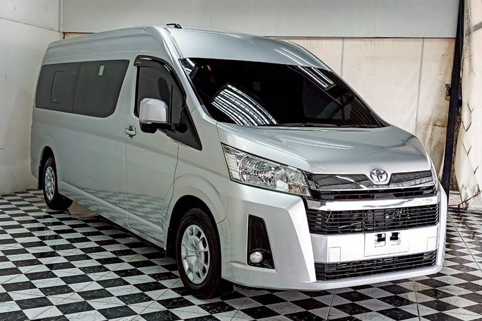 TOYOTA 2020 2WD 2.8 MT COMMUTER SILVER  2042 full
