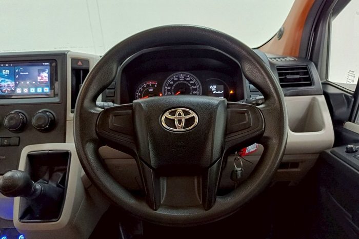 TOYOTA 2020 2WD 2.8 MT COMMUTER SILVER  2044 full