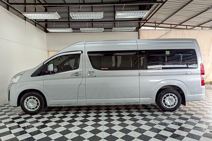 TOYOTA 2020 2WD 2.8 MT COMMUTER SILVER  2044 full