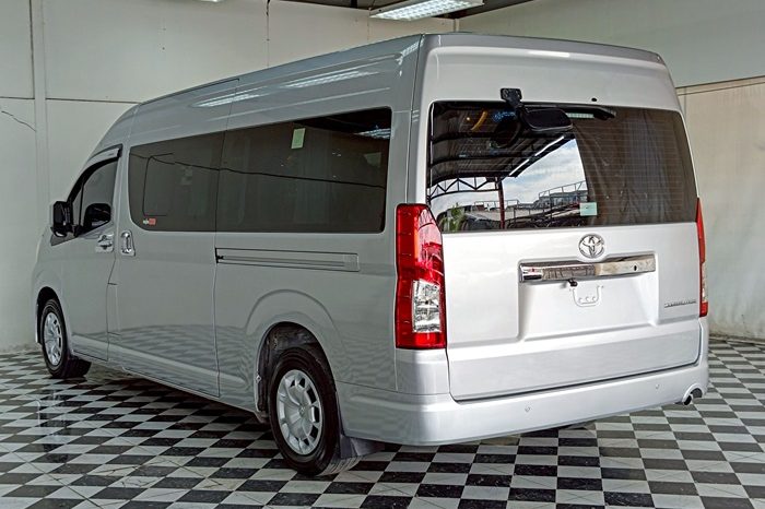 TOYOTA 2020 2WD 2.8 MT COMMUTER SILVER  2044 full