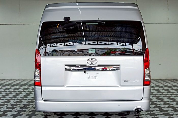 TOYOTA 2020 2WD 2.8 MT COMMUTER SILVER  2044 full