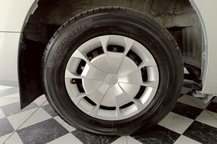 TOYOTA 2020 2WD 2.8 MT COMMUTER SILVER  2044 full