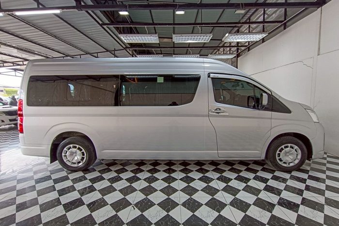 TOYOTA 2020 2WD 2.8 MT COMMUTER SILVER  2044 full