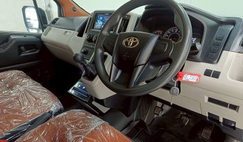 TOYOTA 2020 2WD 2.8 MT COMMUTER SILVER  2044 full