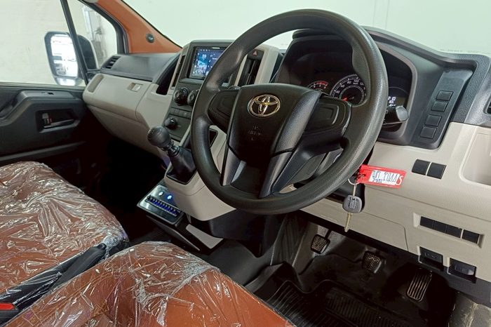 TOYOTA 2020 2WD 2.8 MT COMMUTER SILVER  2044 full