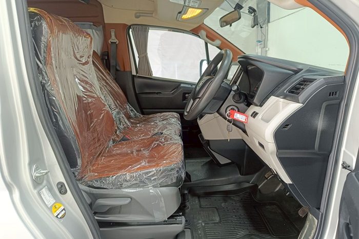 TOYOTA 2020 2WD 2.8 MT COMMUTER SILVER  2044 full