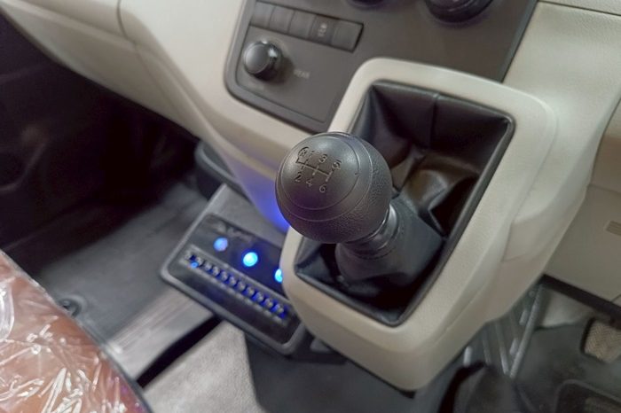 TOYOTA 2020 2WD 2.8 MT COMMUTER SILVER  2044 full