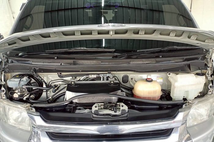 TOYOTA 2WD 2016 3.0 MT COMMUTER SILVER 429 full